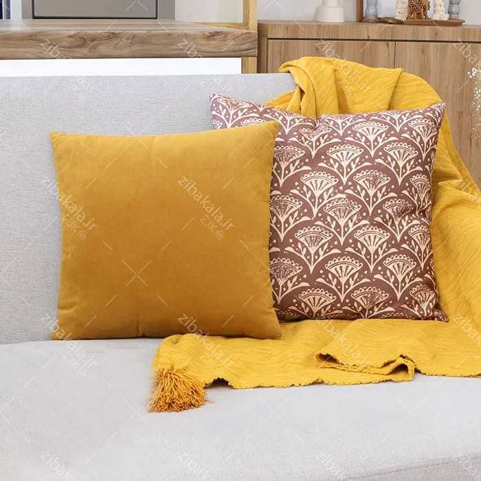 کوسن مخمل خردلی روی مبل