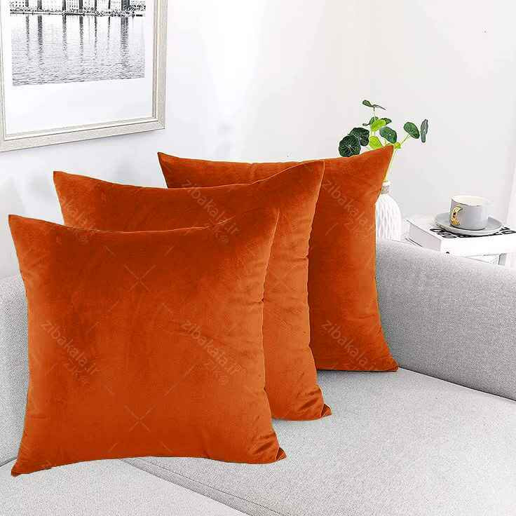 کوسن مخمل آجری از نمای نزذیک