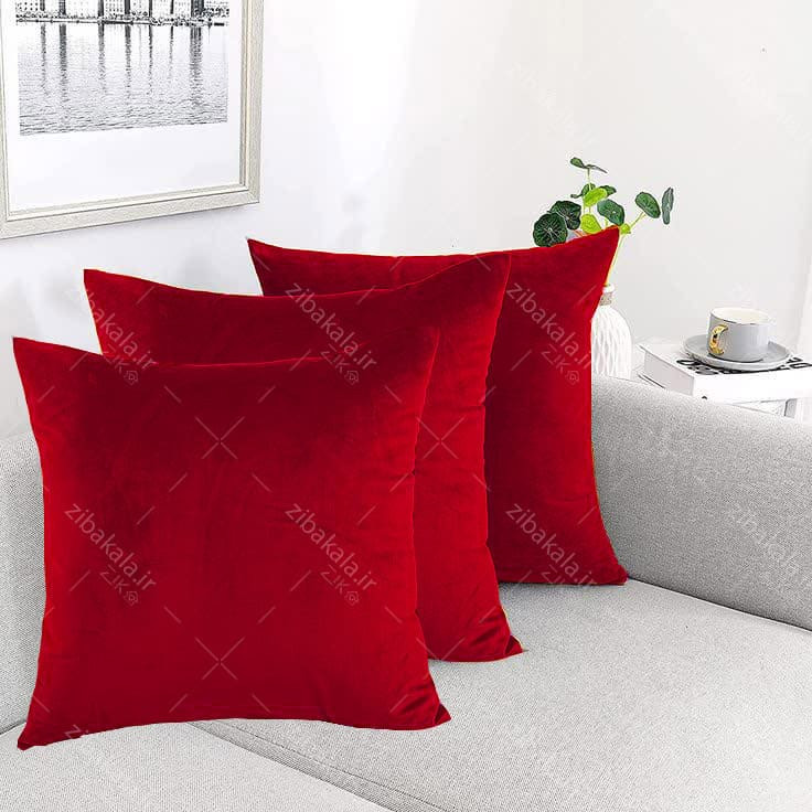 کوسن مخمل زرشکی از نمای نزدیک