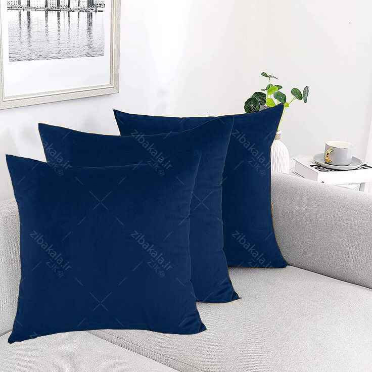 کوسن مخمل سرمه ای از نمای نزدیک