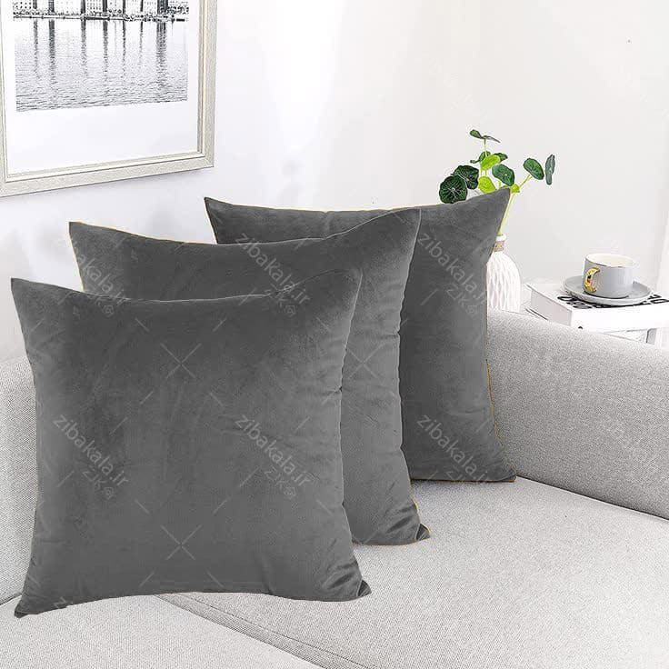 کوسن مخمل طوسی تیره از نمای نزدیک