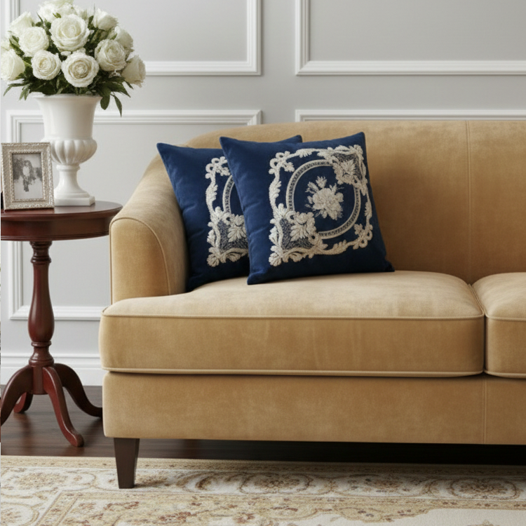 کوسن مخمل دانتل سورمه ای از نمای نزدیک