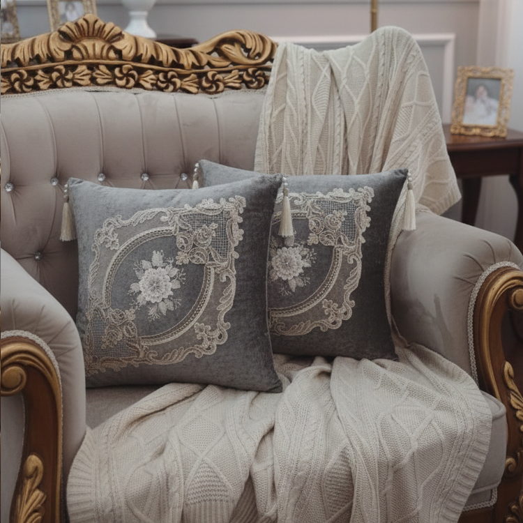 کوسن مخمل دانتل طوسی از نمای نزدیک